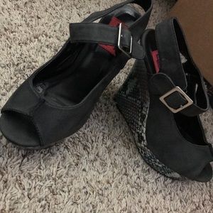 Comfy velvet material. Has shades of blue & green